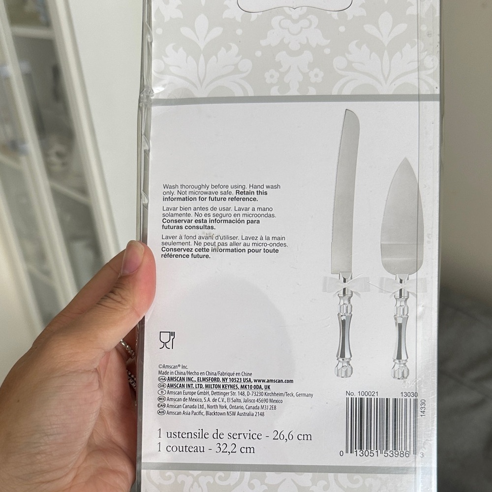 Amscan Silver Cake Serving Set with Bow Accents - Picture 6 of 6
